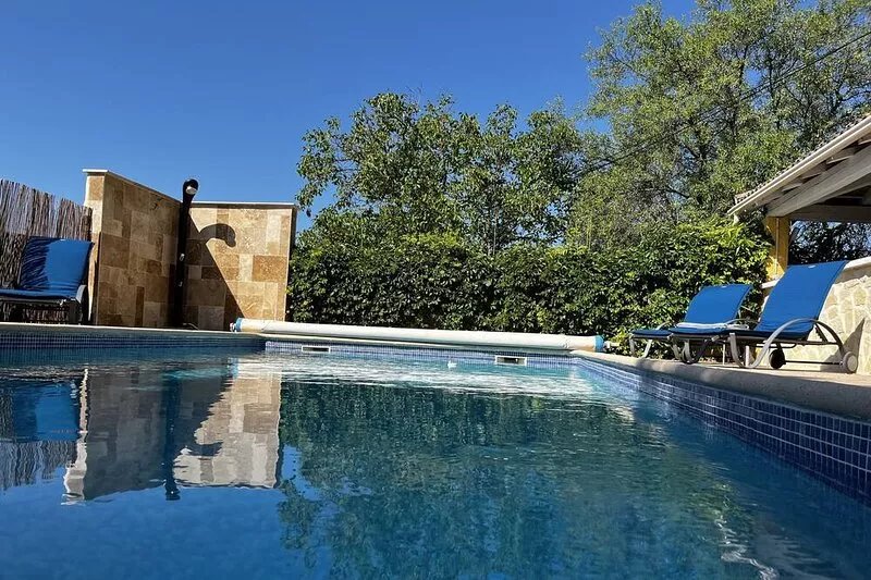 Family villa near Uzès with private pool, air-conditioned rooms and garden.