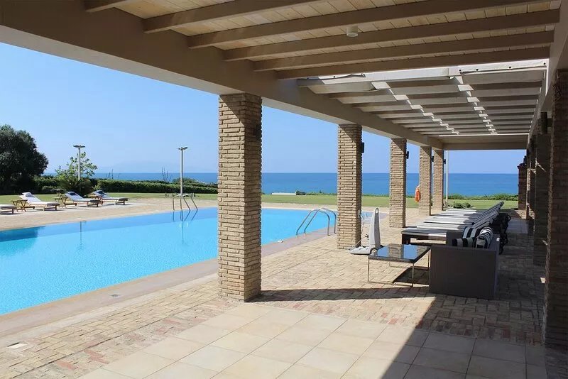 Luxury Villa on Sandy Beach, Beautiful Garden, Private Pool and Games Room