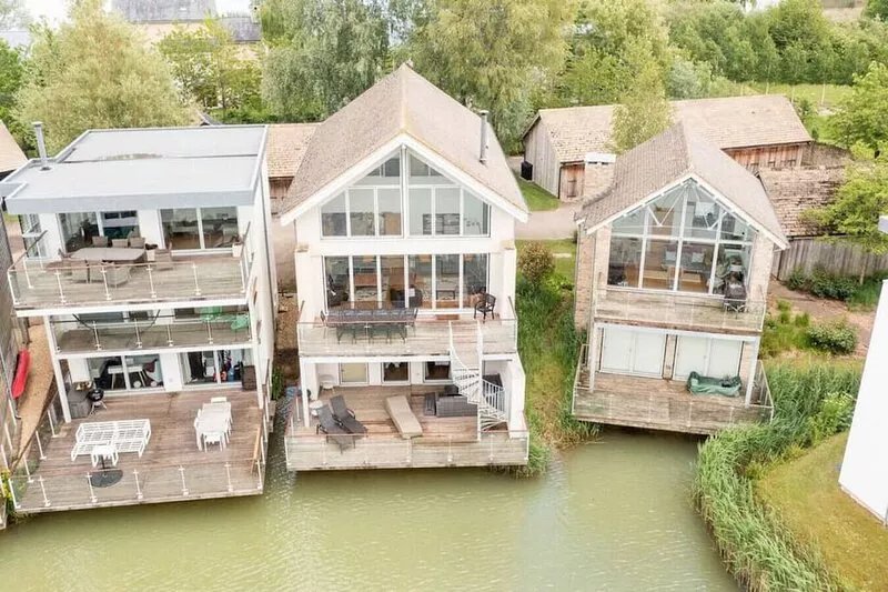 Corinium Lodge - HM20 - HOT TUB - Lakeside Spa Property