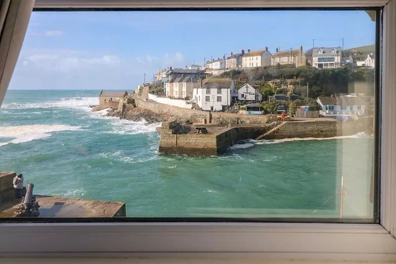 SEA STAR, family friendly, country holiday cottage in Porthleven