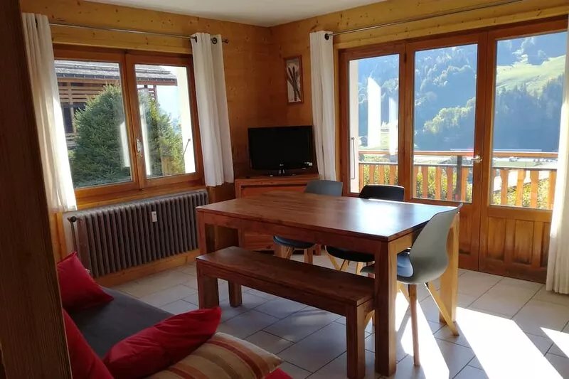 Sunny, quiet apartment, 5 minutes from the village, wifi (pets welcome)
