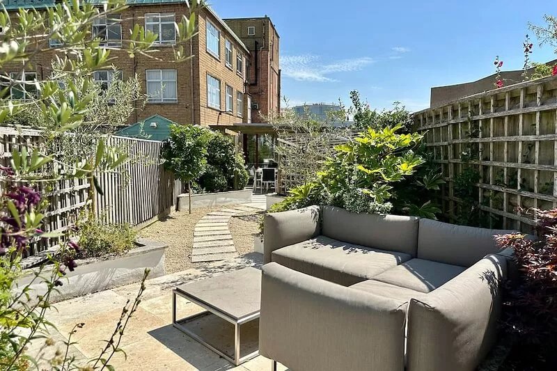 Observatory Retreat: Luxury Jericho Townhouse with Parking