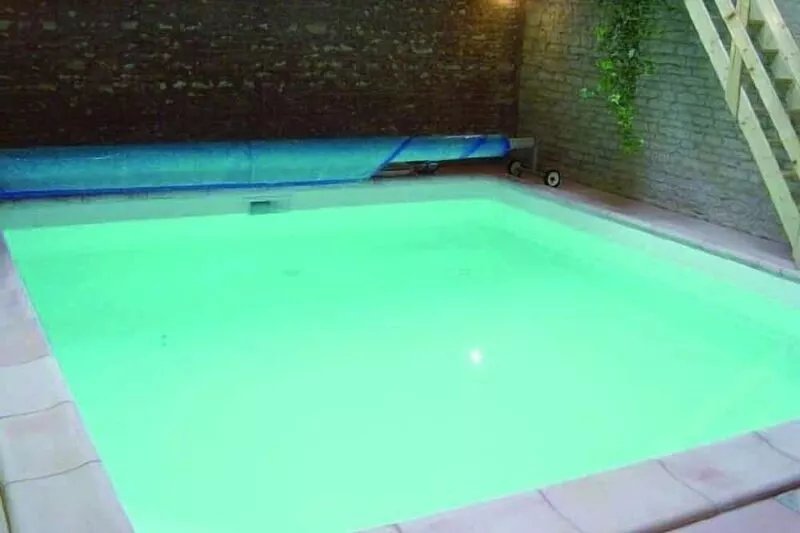 2 bedroom cottage close to Niort with indoor pool