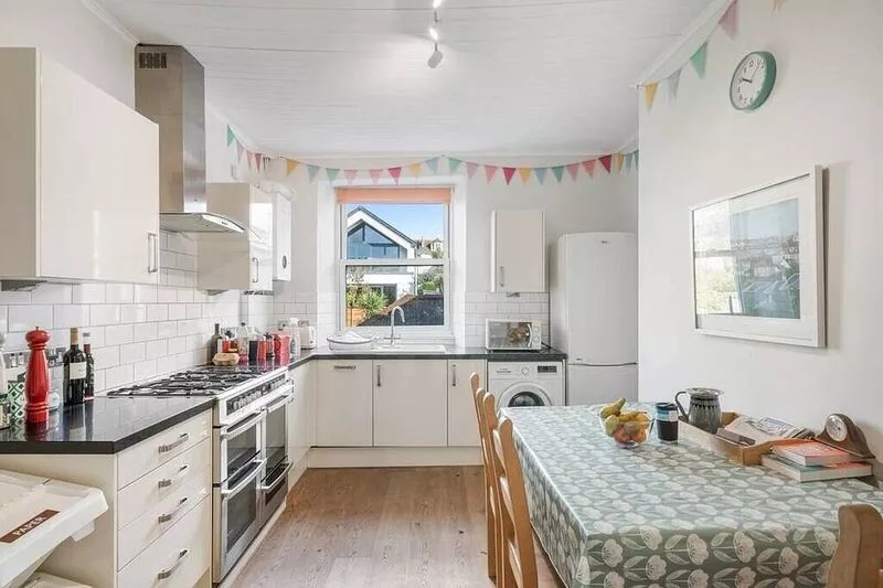 Manacles - Spacious flat near beach with sea views & parking