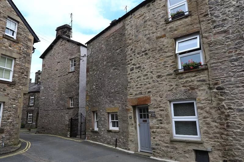 BACK COTTAGE, pet friendly, with open fire in Kirkby Lonsdale