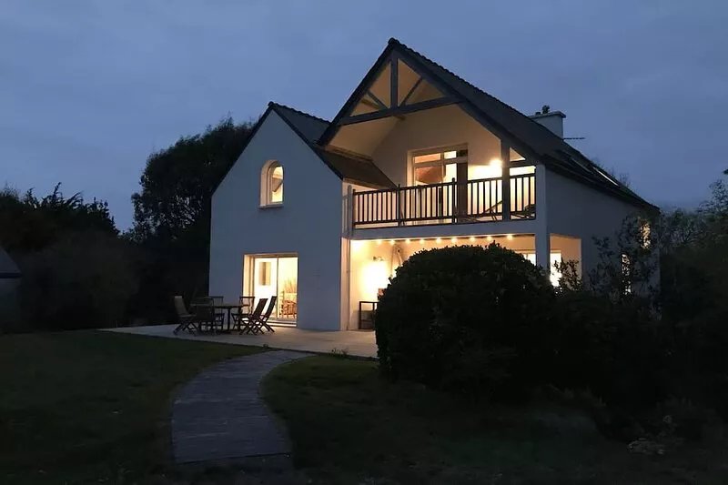 Architect house with large garden, beach by bike or on foot by the paths.