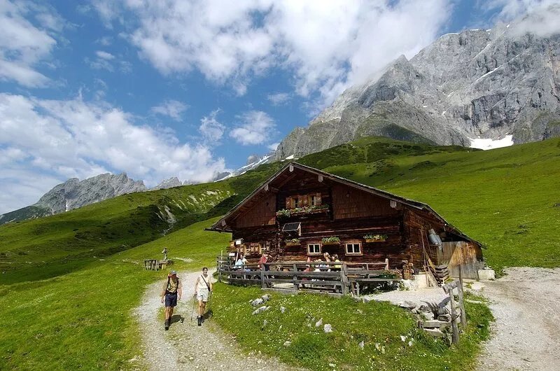 Vacation apartment with terrace in the magnificent mountain world of the