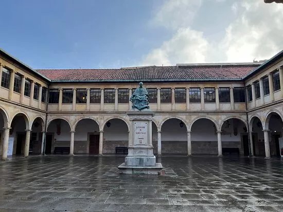 Edificio historico de la antigua Universidad de Oviedo