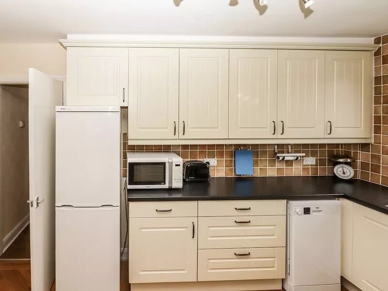 SPRING CLOSE, pet friendly, with a garden in Southport