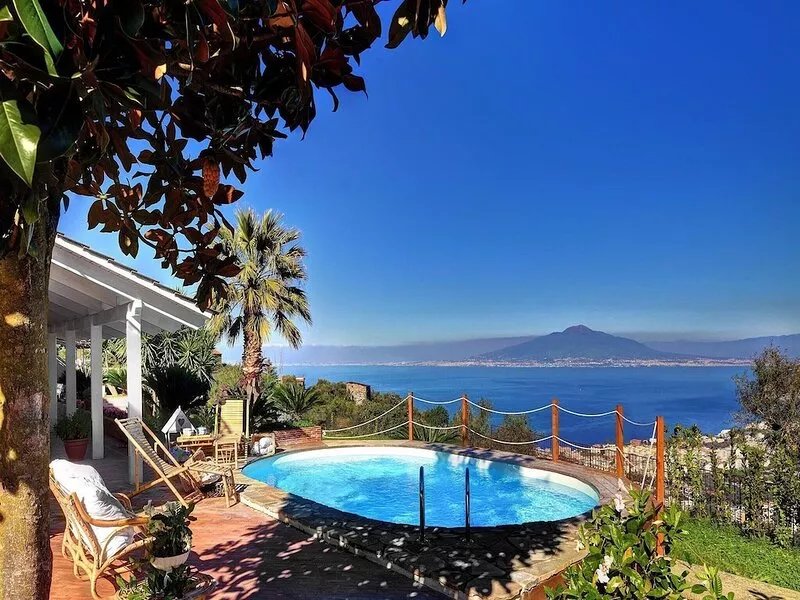 4 ensuite bedroom villa with pool near Sorrento centre