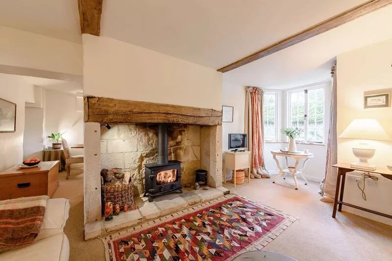Attractive and stylish Cotswold cottage with wonderful rural views - Pear Tree