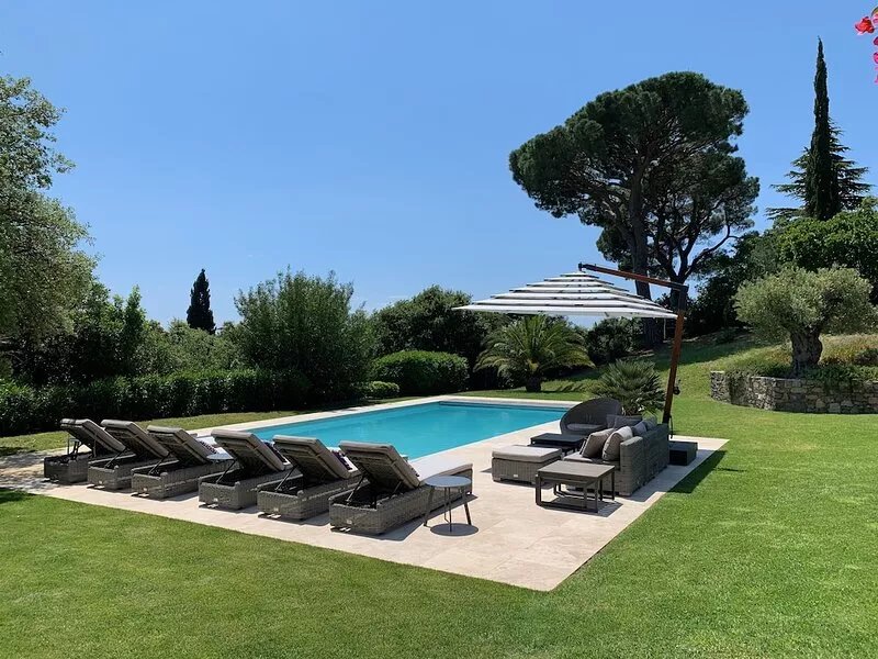 Luxury, modern villa, 8min walking distance to town and beaches - heated pool