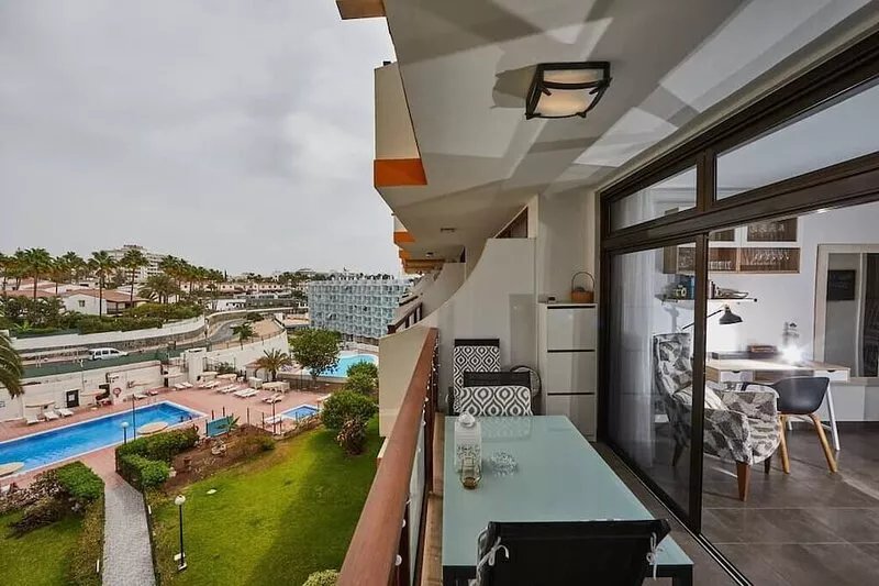Stargate: Next to beach and Yumbo center, w Pool/Balcony!