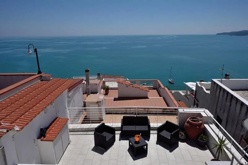 The house on Geko among the stars and the sea