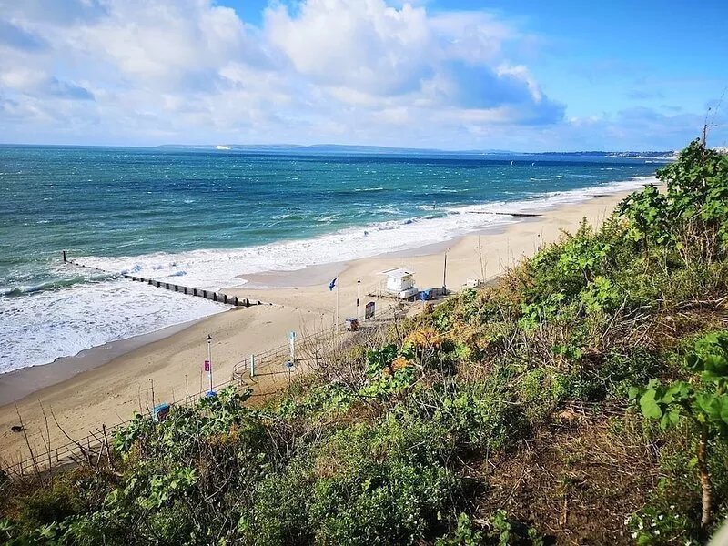 Luxury Dorset coast property with hot tub. Great location, short walk from beach