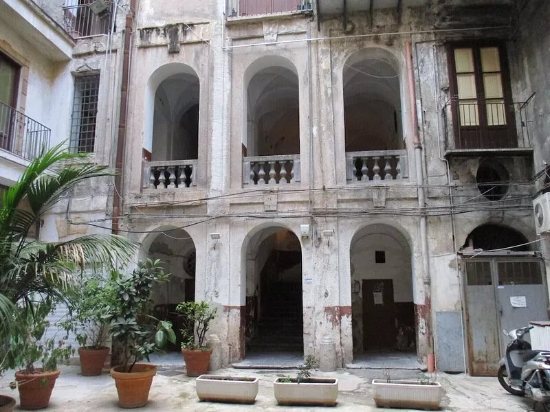 AL 124 - House in the heart of Palermo