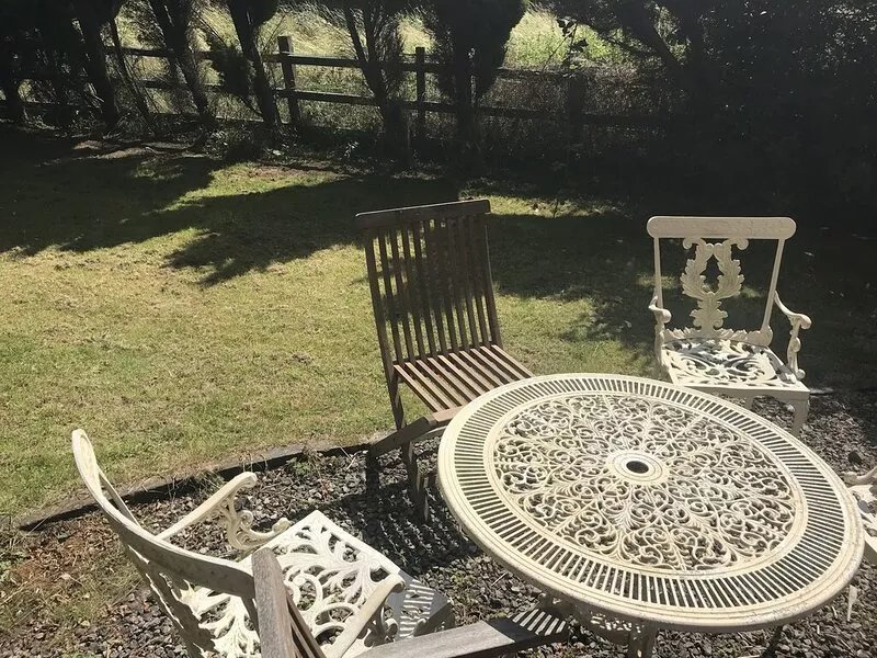 Charming cosy country cottage, barn conversion with private garden.Pets welcome