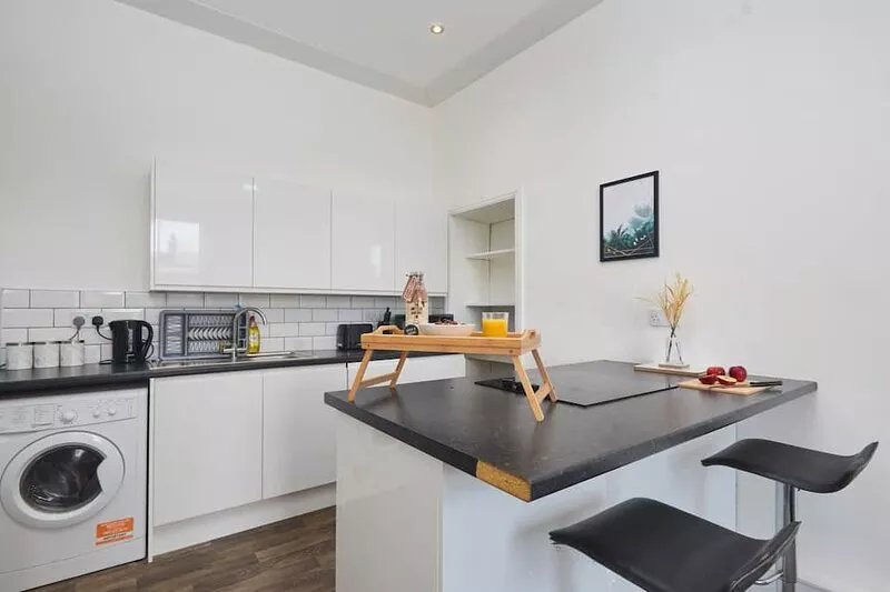 Stylish 2 Bed Apt. Leeds Centre with FREE Parking - Contact us for better rates!