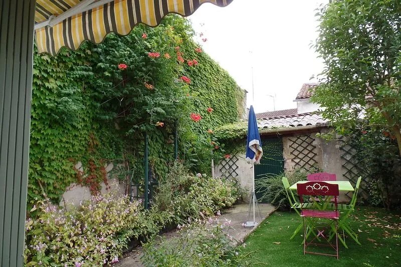 House with garden not overlooked in Bergerac quiet