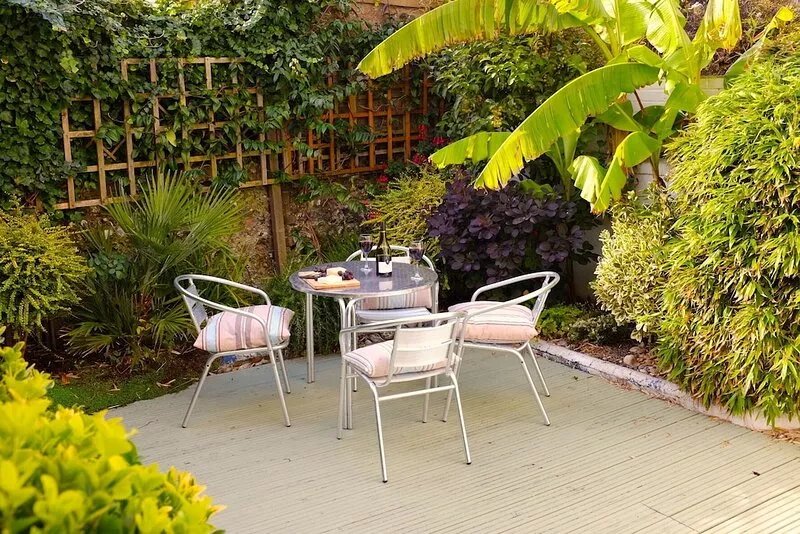 Elegant 2 bedroom Regency apartment with secluded garden. Sea views. Sleeps 4