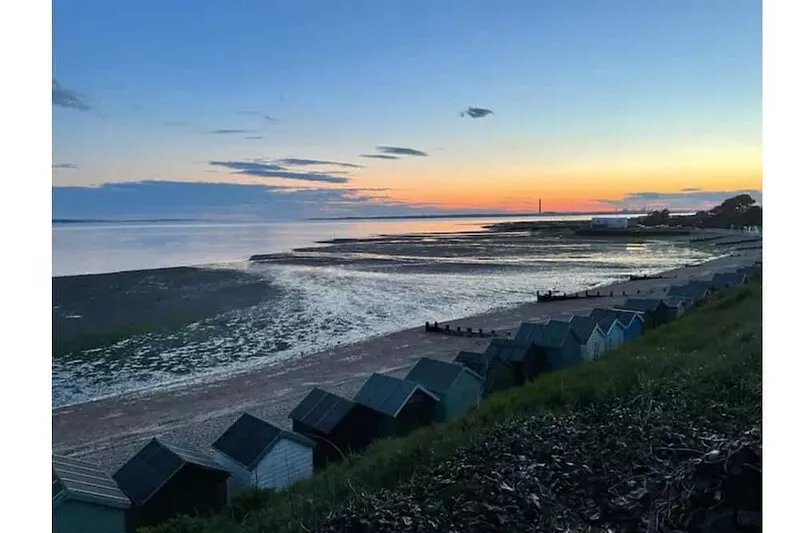 Seaview dog friendly ground floor flat 1 min to beach sleeps 4