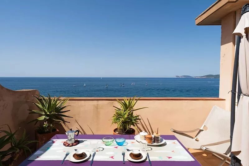 Apartment with terrace and view of the sea