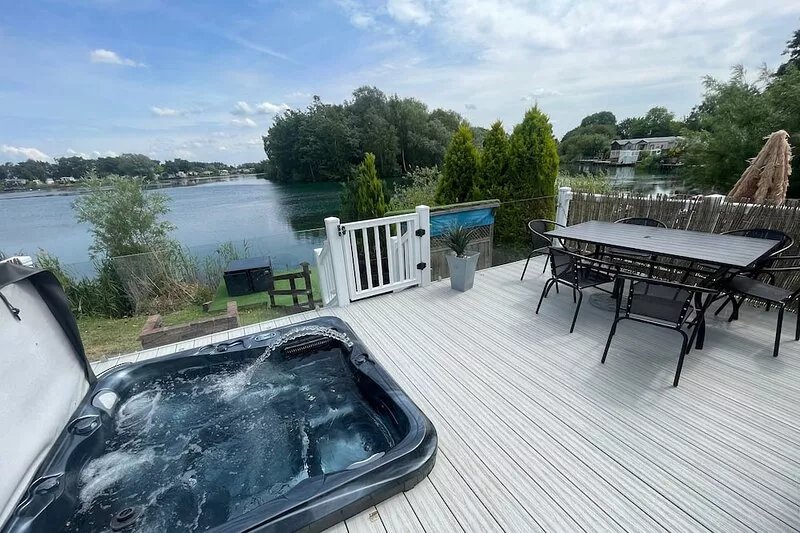 Luxury lakeside caravan situated on award winning park Tattershall