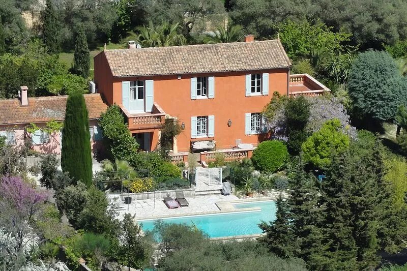 Large family villa of 1880 in Antibes Center, gr pool, close to the sea