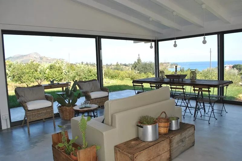Country house with sea view between citrus fruits, prickly pears and