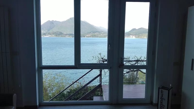 Between lake and sky. A romantic and elegant nest with an enchanting view