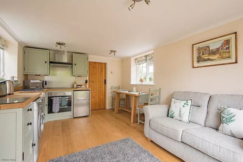 Plum Pudding Stables by Bloom Stays - sleeps 2 guests  in 1 bedroom