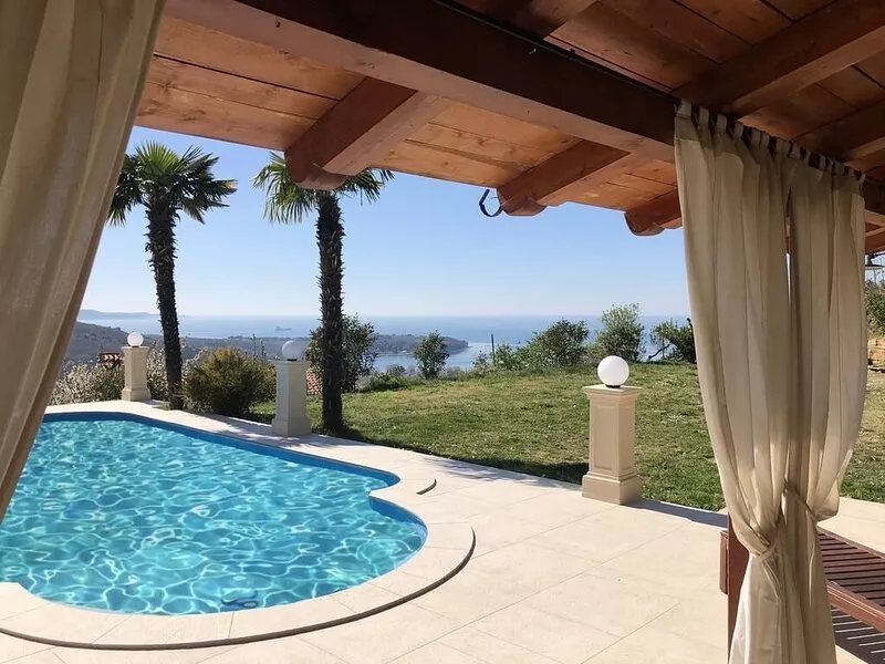 A peaceful and relaxing vacation in a villa with a private pool and a sea view