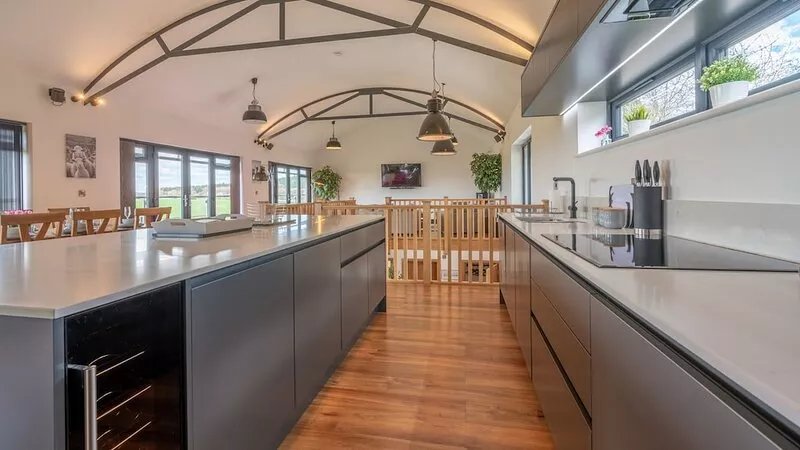 Lower Lodge Barn - sleeps 8 guests  in 4 bedrooms