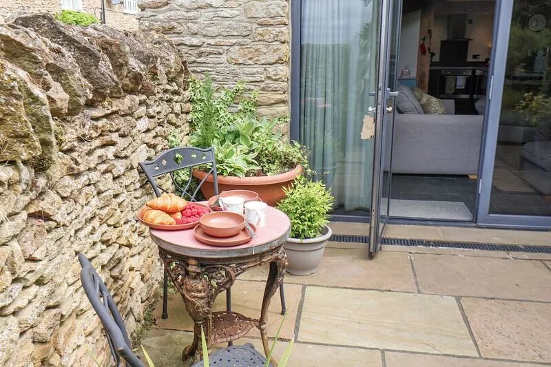 THE NAIL SHED, pet friendly, country holiday cottage in East Ayton