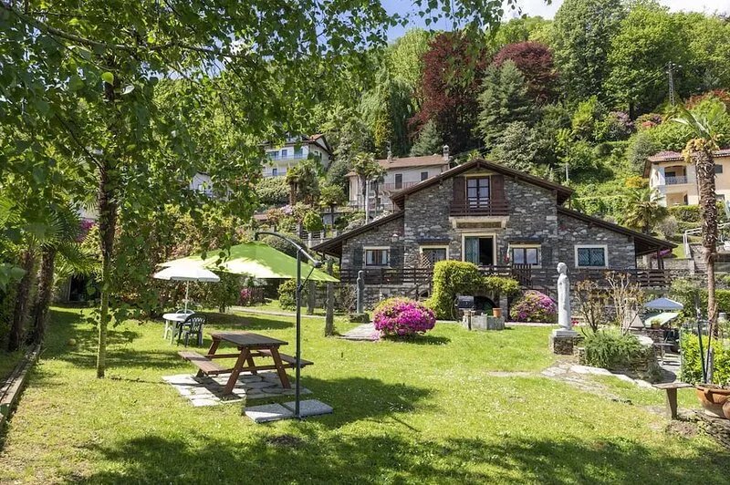 Apartment in stone chalet surrounded by greenery a few steps from the lake
