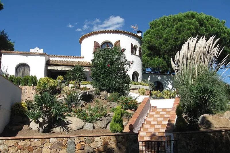 Whit an intimate/large garden of of 1600 m2,private pool and sea/mountain