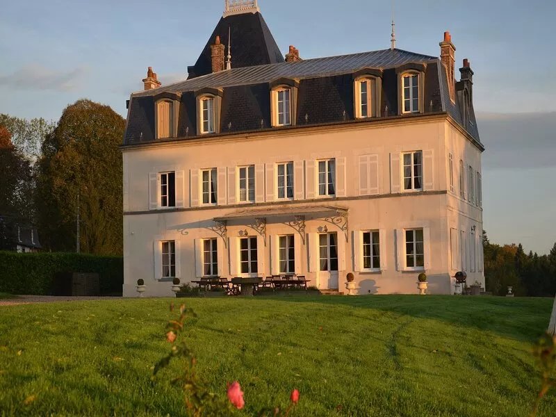 Modish Castle in Asnières with Terrace