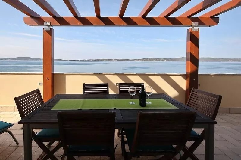 Waterfront top floor apartment overlooking the sea & islands