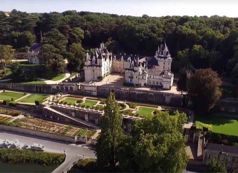 Spacious villa with pool in the heart of the Châteaux