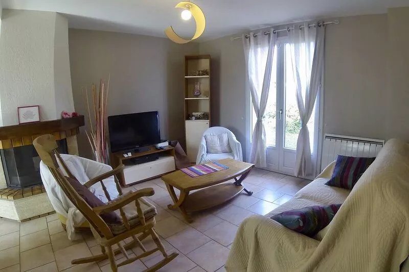LARGE HOUSE IN THE COUNTRY / NEAR PARIS
