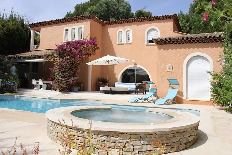 Beautifull Villa in the residential area of Sanary .