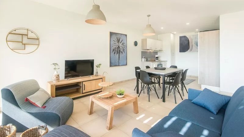 Apartment 4/6 pers with free parking and private jacuzzi