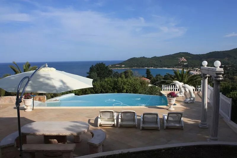 Superb infinity pool villa with stunning sea views in Favone