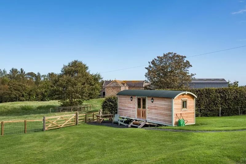 TEASEL SHEPHERD'S HUT, near Berwick upon Tweed - sleeping 4 guests