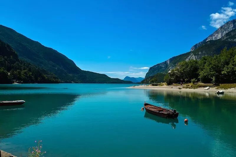 LODGE overlooking the clear waters of the lake where you mirror the Dolomites
