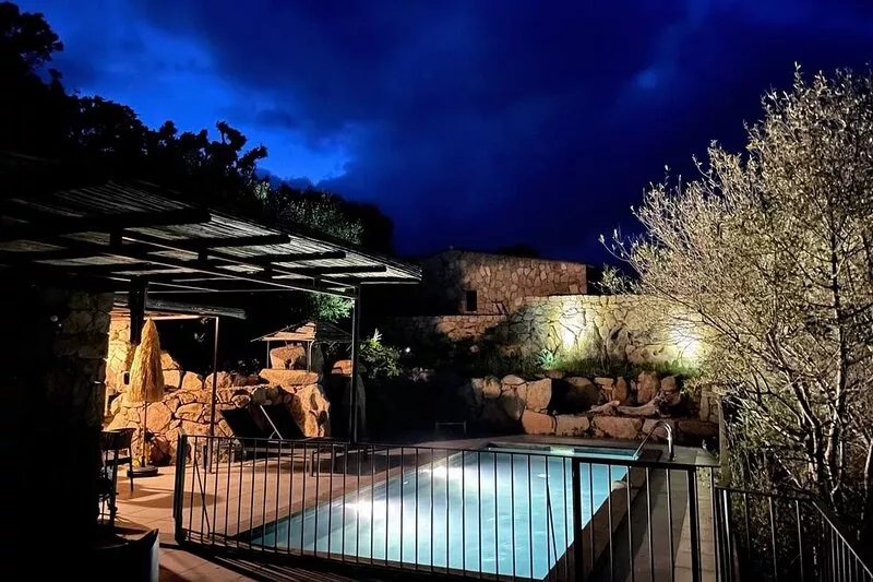 House sheep style equipped, air-conditioned, three bedrooms, with pool
