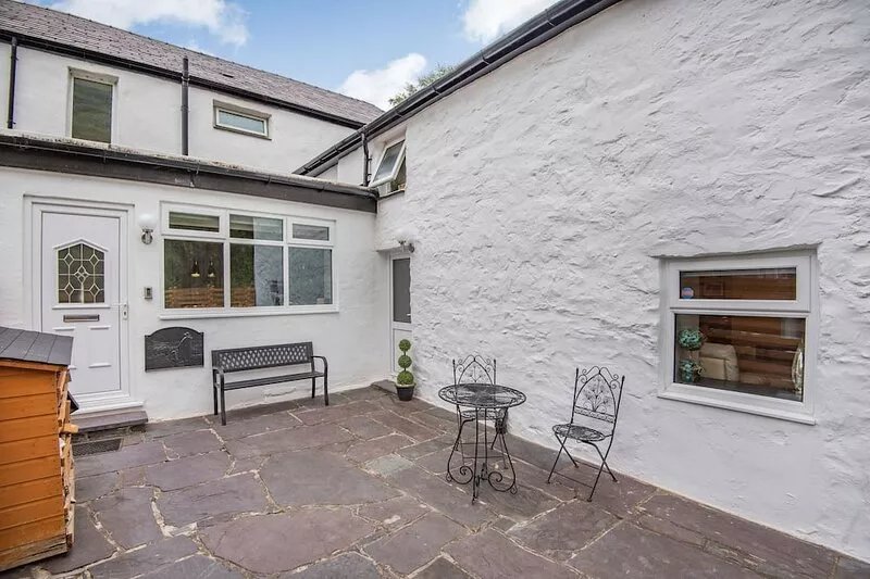 BWTHYN Y NANT, family friendly, with open fire in Llanberis