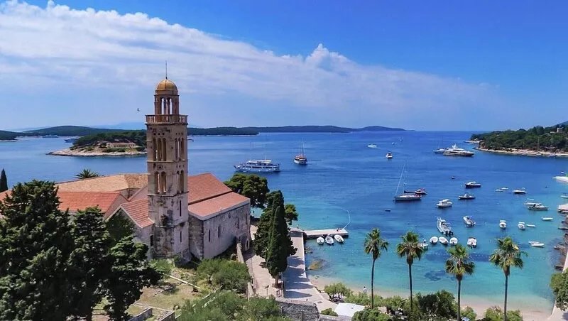 Two bedroom apartment with sea-view, parking, close to center of Hvar