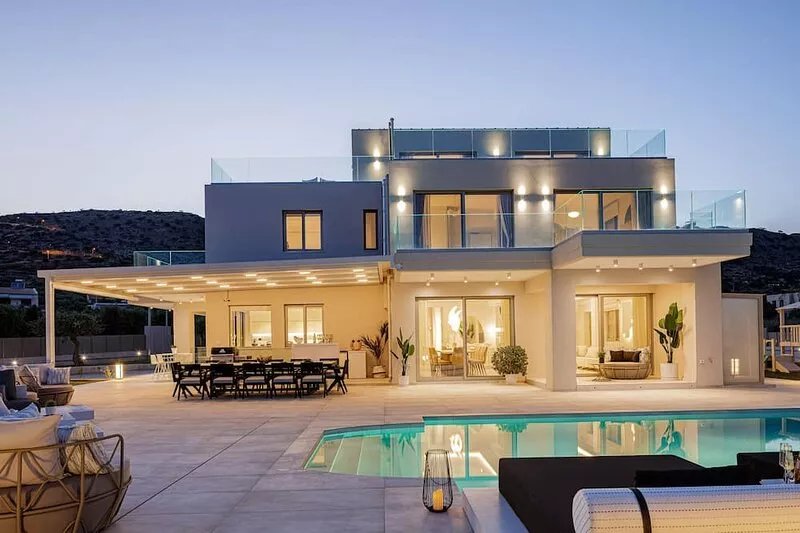 Pristine villa with spa, cinema room, full privacy, only 100 meters from sandy