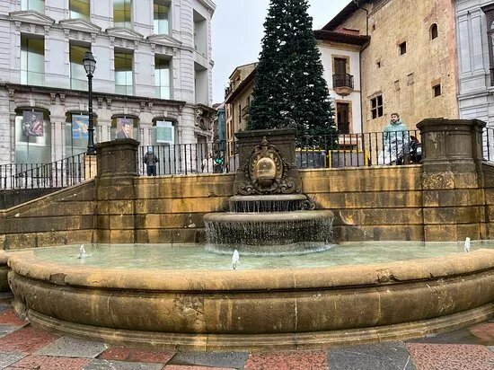 Fuente en la Plaza de Alfonso II el Casto